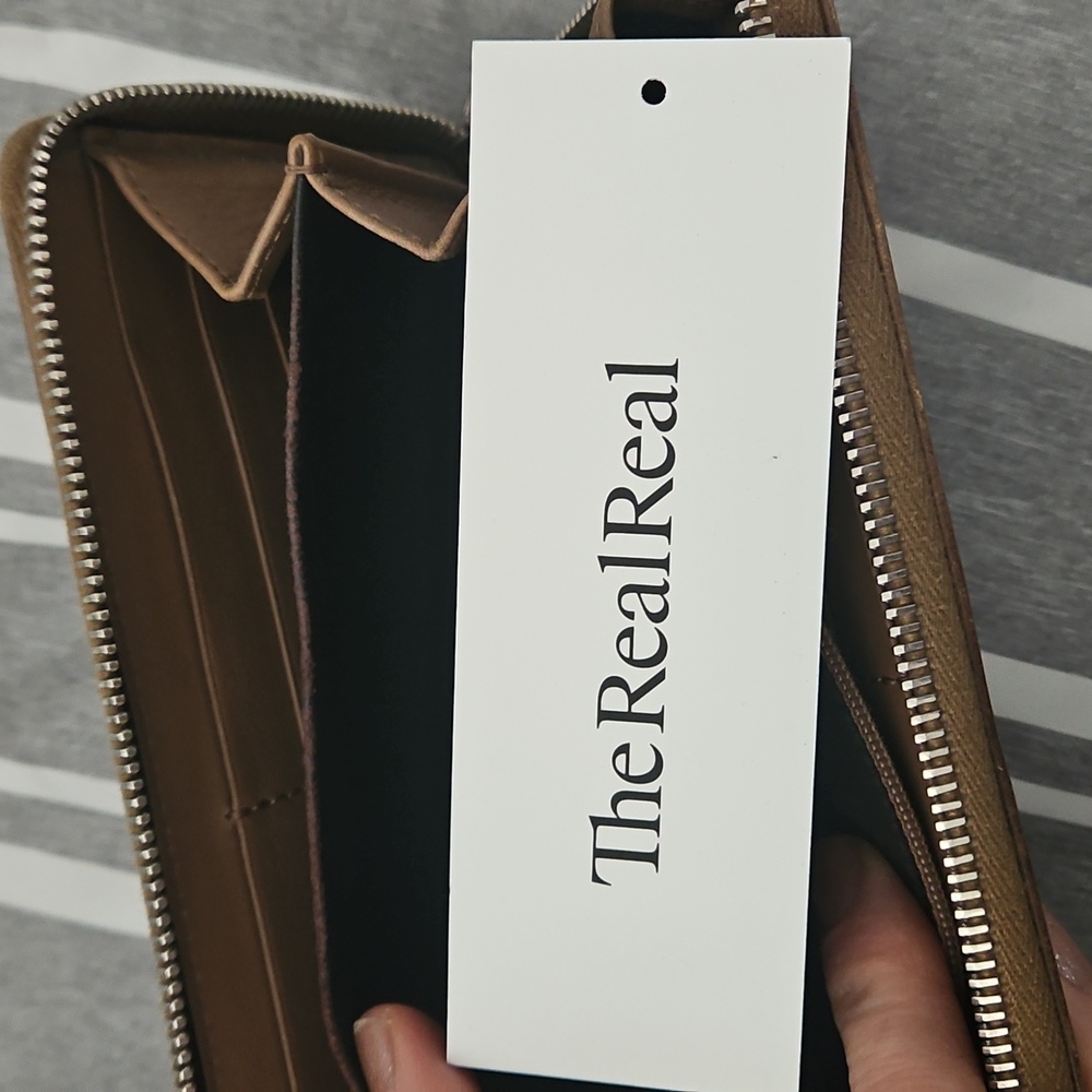 Gucci Embossed Beige Zip-Around Wallet - Picture 6 of 11